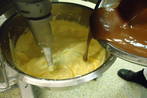Herstellung Sachermasse - geschmolzene Schokolade beigeben