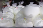 Milchsäcke an einem Kiosk in  Old Delhi - Milch wird oft in Plastiksäcken verkauft